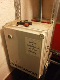 Nyckeln för att öppna vattenkranen/brandposten ligger inne i pannrummet, uppe på det gråa elskåpet, direkt till vänster innanför dörren.
