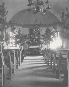 Kort historik Troligen var platsens första kyrka byggd i trä. Någon gång på 1200-talet byggdes istället en salkyrka i sten. Den förlängdes med ett kor 1762-63.