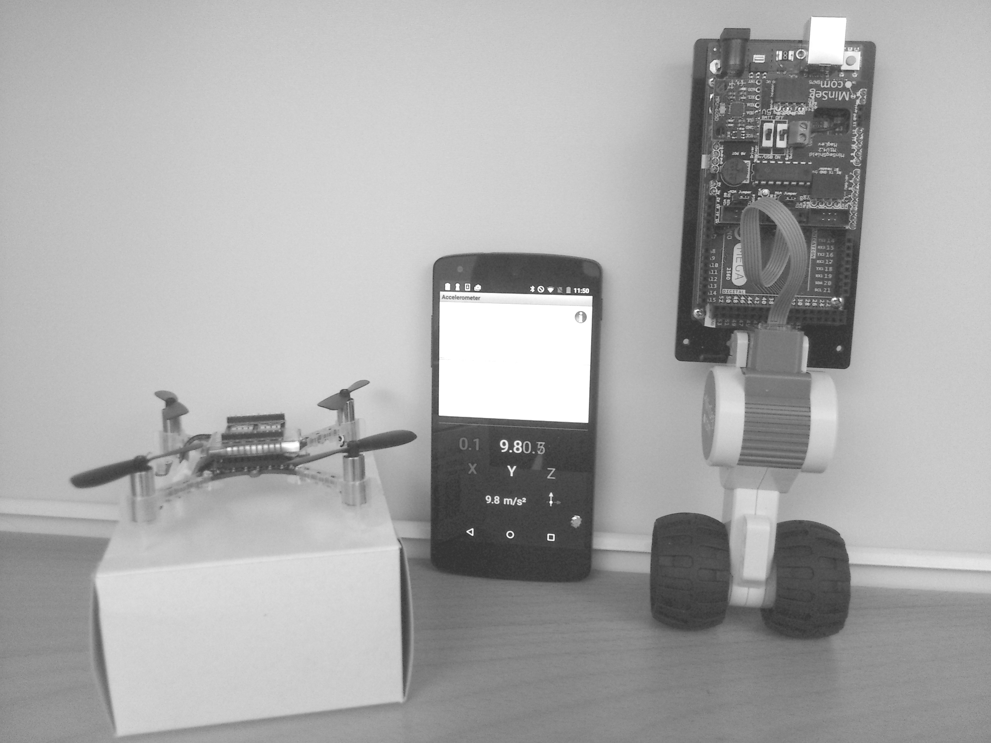 2 KAPITEL. SENSORER OCH MÄTTEKNIK Figur.: Exempel på system med sensorer. Quadcoptern till vänster (CrazyFlie) har en 3-axlig accelerometer, ett 3-axligt gyro samt en barometer.