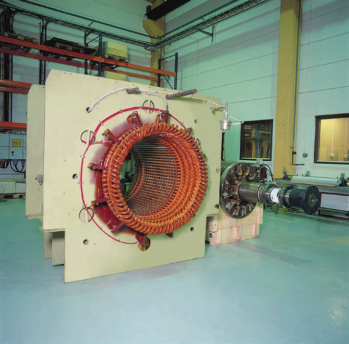 Bilden visar en helomlindad motor 4900 kw, 6600 volt, för ett svenskt kärnkraftverk.
