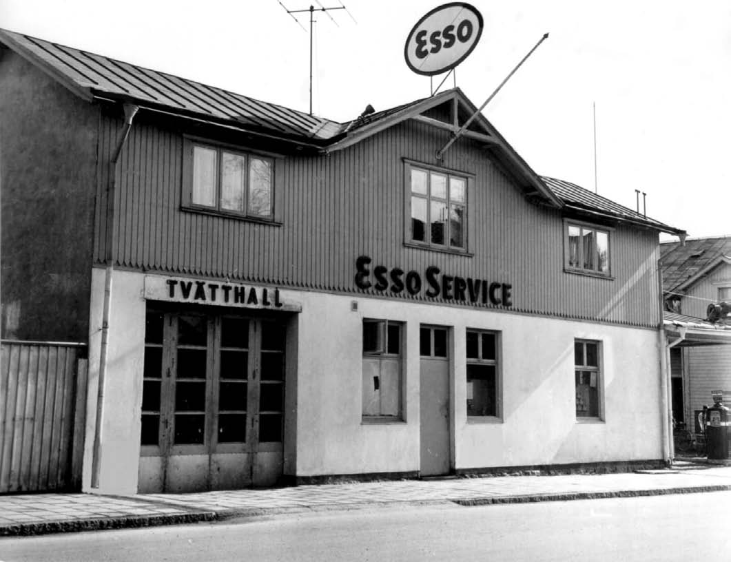 4 Esso Bensinstation Storgatan 49 Tel. 112955 1966 -- Allan Riddarström f 1912-05-11 2003-05-09 Esso Bensinstation Storgatan 95 Tel. 114610 1966 Esso Bensinstation Ö. Kyrkogatan 58 Tel.