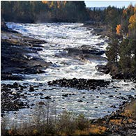 Förluster av biologisk mångfald och andra naturvärden kan också vara ett problem i vissa markområden. För boende som vistas nära gruvan kan problem med buller, vibrationer och damning uppstå.