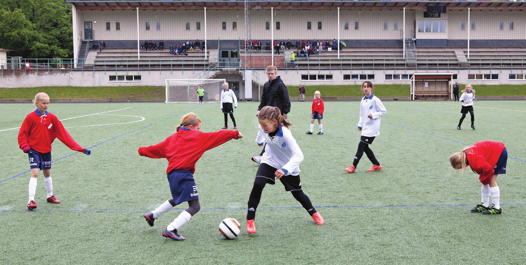 Fotbollen lockar många utövare. Sats ningen på konstgräsplaner har inneburit att fler flickor börjat spela fotboll.