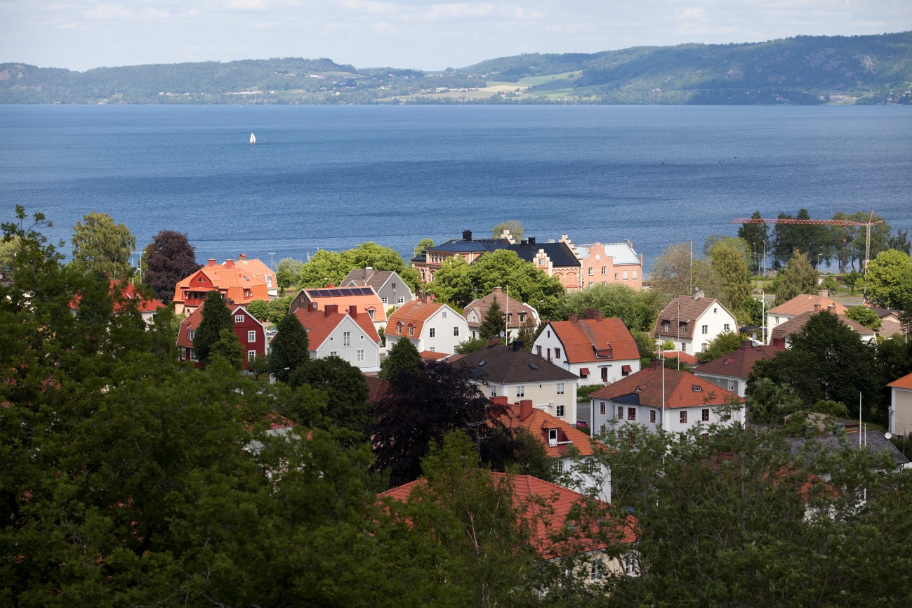 Vy över Jönköping och Vättern. H: Arbete pågår med att revidera översiktsplanen och att då beskriva i varje avsnitt hur planen verkar för att nå preciseringarna för God bebyggd miljö.