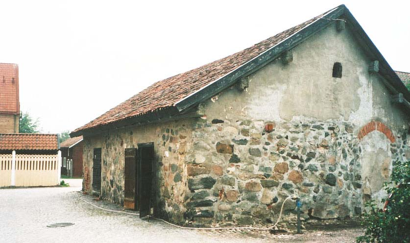 Inledning Under medeltidsveckan i Arboga 2006 öppnades det medeltida huset Stekaren för enklare servering. Huset höll också på att omgestaltas till en serveringslokal, där bl.a. arbete för en eldstad redan hade påbörjats I betonggolvet hade en 2 x 1,5 m stort område sågats upp och ett singellager hade tagits bort.