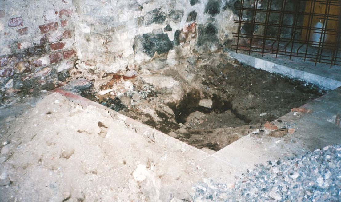 Figur 2. Det uppsågade golvet intill den östra väggen i Stekaren. Okynnesgrävningen skedde i hela schaktets yta men framför allt i centrum där en djupare grop grävdes.