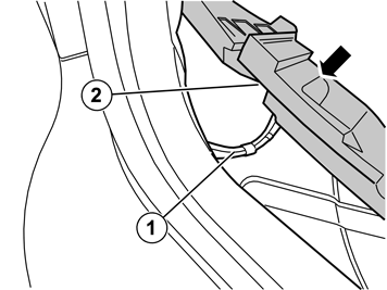 Bild B Se till att ledningarna (1) till subwoofern hamnar i uttaget (2) på undersidan av golvstödet så att de inte kläms mot bagagerummets undergolv.