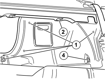 Bänd loss de två utvändiga clipsen i framkant/nedkant av bagageluckans tröskelpanel. Bänd upp tröskelpanelens ena hörn med ett falsben, så att de två clipsen i den änden släpper.