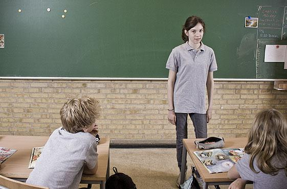 2 Du har hållit koll på hur många timmar fyra av dina klasskompisar lagt ned för att samla in 300 kr.