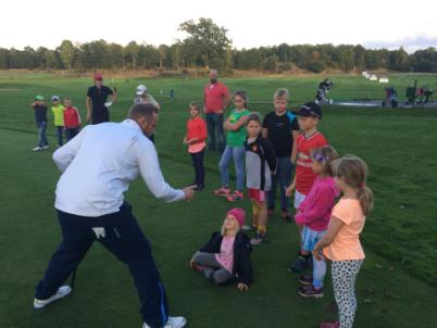 på Vreta Klosters GK Claes Resan till Åtvidabergs Golfklubb. Tävlingen Claes-Golfen den 7:e juli, hela 16 barn/ungdomar deltog.