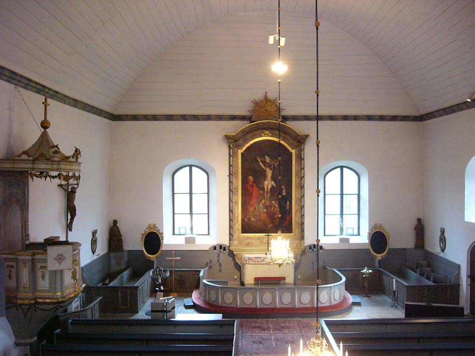ett vitmålat trätunnvalv som avslutas nedåt med en kraftigt profilerad och marmoreringsmålad taklist. Fönsteröppningarna är sedan renoveringen 1925 försedda med gråmålade öppningsbara innanfönster.