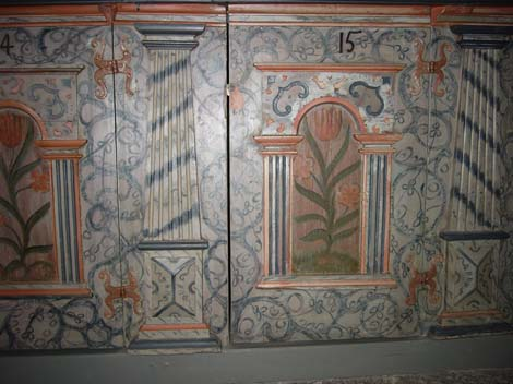 fönstren. Kyrkans bevarade originaldetaljer, såsom blyspröjsade fönster, portar, klockbockskonstruktioner m m utgör värdefulla historiska dokument.