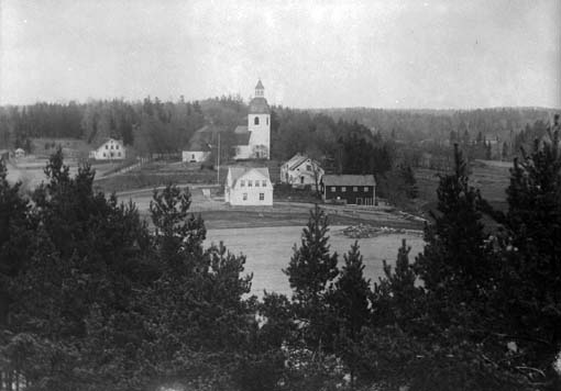 och ombyggd till lärarbostäder i samband med att ny skola uppfördes 1925.