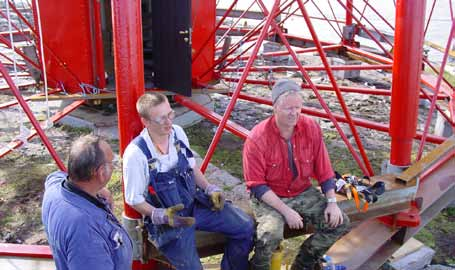 Pater Noster har landat på Hamneskär. Jerry Carlsson, Magnus Åström och Jan Ålander pustar ut efter väl förrättat värv. Foto: Pelle Stavfeldt len har också påträffats.
