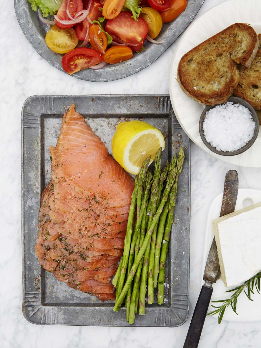 20 min Gravad lax med virgin mary-tomater 1. Tomatsallad: Skär tomaterna i halvor och lägg i en vid skål. Tillsätt övriga ingredienser och blanda noggrant, gärna med handen.