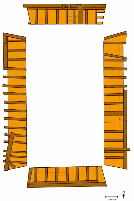 Fig. 17. Planritning över Id 28. Ljusbrun färg markerar bordläggning. Mörkbrun färg markerar spant och intimmer. De röda markeringarna utgör järnförbindningar och är ej skalenliga.