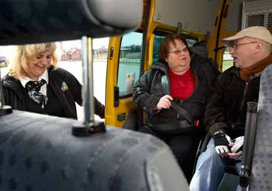 Resorna sker dels med Serviceresor och dels med våra handikappvänliga bussar och tåg.