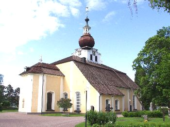LEKSANDS KYRKA Kyrkan 1; Leksands församling; Leksands kommun; Dalarnas län BESKRIVNING OCH HISTORIK Kyrkans plats på udden som skapats vid Österviken och Österdalsälven brukades redan under