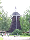 Klockstapeln Till Leksand karakteristiska kyrka hör den mäktiga klockstapeln som uppförde 1628, utanför kyrkogårdsmuren på kyrkvallen. Den tillkom för att ersätta kyrkans torn som brann året innan.