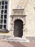 De flesta fönsteröppningarna härrör från kyrkans ombyggnad 1709-1715. Träramarna tillkom troligen 1855.