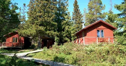 Stugor Kluntarna I Storviken på Kluntarna finns tre stugor med sjöutsikt och egen uteplats att hyra. De är vackert belägna mellan skogskanten och stranden.