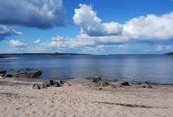 Fina promenadstråk tar dig runt till de olika platserna på ön. Besök gärna labyrinterna och kompassrosen, Gammelhamnen och klapperstensfälten.