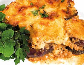 B Vego moussaka på enkelt vis GÖR SÅ HÄR 1. Värm ugnen till 200 grader. Skala och skiva potatisen. Blanda med lite olja och salt, lägg i ugnsform och ställ i ugnen ca 20 minuter. 2. Under tiden: sjud sojafärsen några minuter i vatten med en buljongtärning.