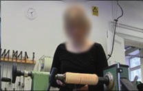 forskning om undervisning och lärande 2017: 1 vol. 5 35 Stillbild 1:8 1:14 Lär 1:14 Sofia 1:15 Sofia Överlämnar stickstålet till Sofia. Sofia fortsätter svarva där läraren slutade.