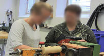 Vem Gör vad Säger Stillbild 2:2 2:1 Jenny 2:1 Linda Svarvar på sitt slöjdalster medan Linda står bredvid.