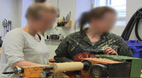(Jenny säger något ohörbart och Linda svarar något ohörbart) 2:2 Jenny Tar ett steg tillbaka men observerar hur Linda gör.