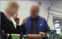 Sofia inriktar sig mot nästa fråga samtidigt som hon pekar med fingret på alstrets mittdel. Åååå så ska jag göraaa här kanske?