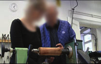 Samtidigt som han pratar gör han en rörelse tvärs över träbitens långsida med vänster hand. Ja, men du kan bara ta en såg med och såga av den här mot mitten av centrum.