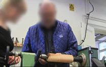 Stillbild 1:4 1:6 Sofia (Verkar fundera på det läraren menat) 1:5 Lär Gör sågliknande rörelser med höger arm. 1:7 Sofia Går dé? 1:6 Lär Nickar. Ja det kan du gott göra.