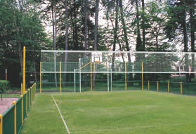 VOLLEYBALl / TENNIS NÄT 2 extra stolpar kan placeras på valfri sida av arenan för att ge plats åt tennis-