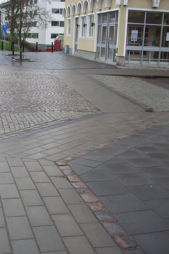 Under utformningens gång genomgår ledstråket flera steg hos dels projektören men också hos plattläggarna, det går därför inte med säkerhet att urskilja vem som har gjort fel.
