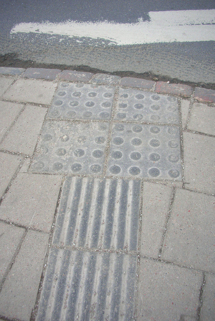 I dagsläget används två typer av strukturer på varningsytor, antingen med rundade eller avkapade kupoler (VGU 2004). Exempel på rundade kupoler ses i bild nummer 5.