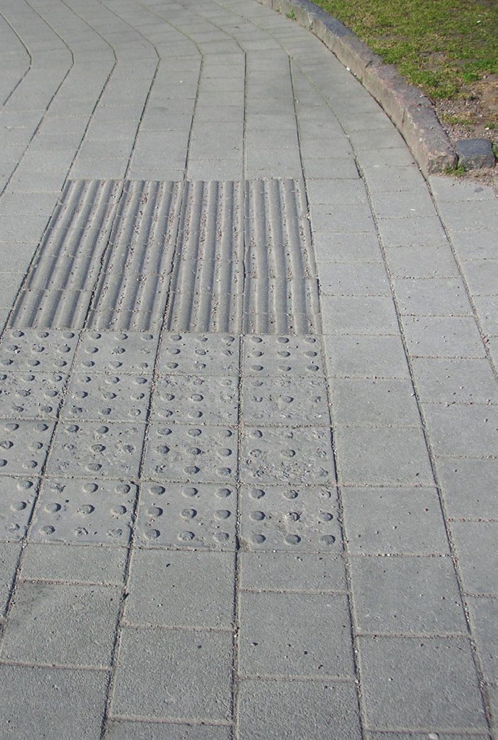 Många personer med grav synskada/blindhet har dock tränats till att lokalisera kantstenen då de vill korsa en gata (Newman 2010, s. 16,; Guth och Rieser 1997).
