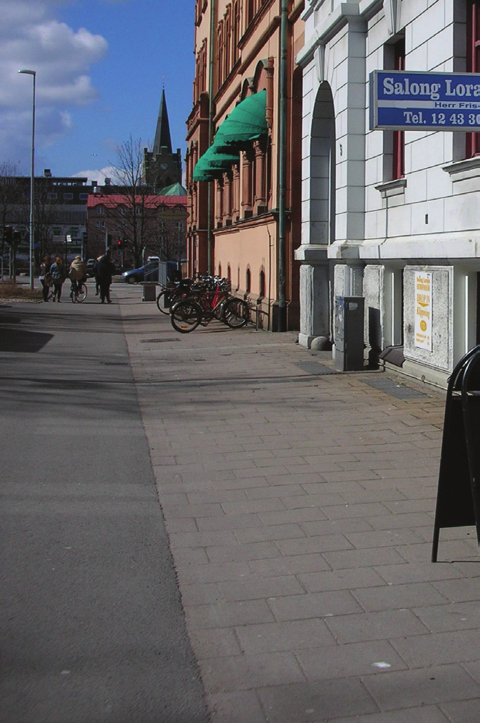 Enligt föreskriften ALM skall alla typer av hinder eller objekt som kan innebära fara för personer med nedsatt orienteringsförmåga markeras eller utformas på ett sätt som eliminerar risken för skada.