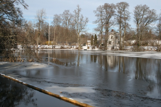 Figur 7. Lagan upp- respektive nedströms Götaforsdammen. Foto: Lisa Carlsson, 2013. Fågelfors kraftverk byggdes år 1912 och ägs idag av Vattenfall AB.