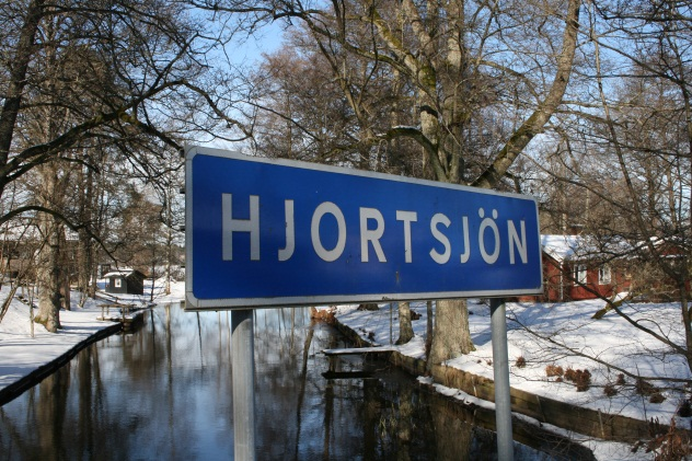 Åns botten består uteslutande av sand (Länsstyrelsen i Jönköpings län, 2005). Figur 8. Den vänstra bilden visar Hjortsjön, fotot är taget med blicken vänd söderut.