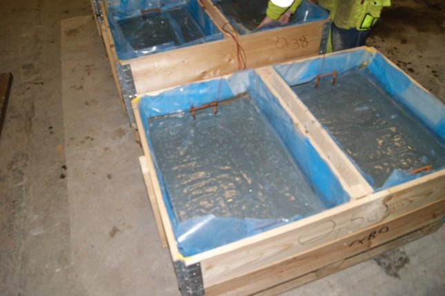5.4 Härdning Efter att betongen flyttats till kallt respektive varmt utrymme härdades betongen med vattentillskott för att motverka sprickbildning i enlighet med AMA Hus 14.