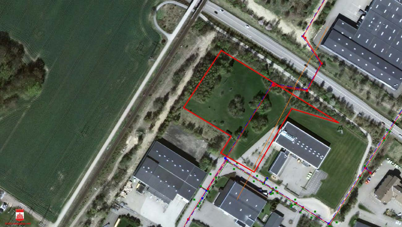 Vattenledning och avloppsledning som löper parallellt genom planområdet, samt teleledning nära planområdets sydöstra gräns. Planområdet markerat i röd ram.