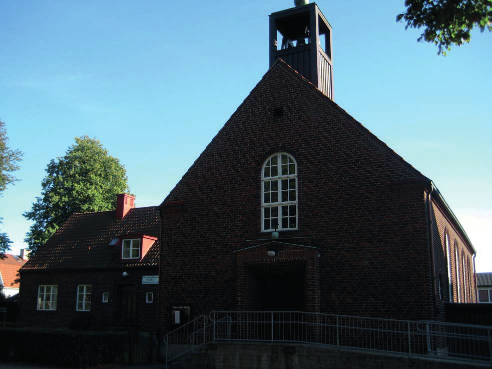 Kyrkan är känd under namnet Olaus Petri kyrka och byggdes 1936, ritad av August Svensson. Kyrkan drivs av Svenska Kyrkan, Halmstads Pastorat. Kyrkan är en distriktskyrka i Martin Luthers församling.