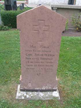(KI Alböke kyrkog 036) Extra kronolotsen Carl Johan Olssons gravvård av kalksten från 1876. Han drunknade under försök att rädda skeppsbrutna vid Kårehamn i november.