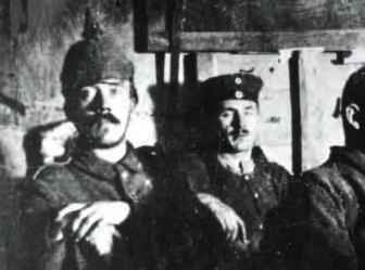 BILDARCHIV PREUSSISCHER KULTURBESITZ Som liten var Adolf Hitler en drömmare med orealistiska planer på att bli konstnär. ULLSTEIN BILD Under första världskriget fann Hitler (t.v.) äntligen en mening med livet.