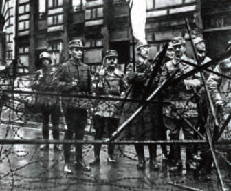 GETTY Myndigheterna i Bayern fick nys om Hitlers kupplaner och skickade polisen mot nazisterna. I München dödades fyra poliser och 14 nazister. De 14 blev sedan nazistiska martyrer.