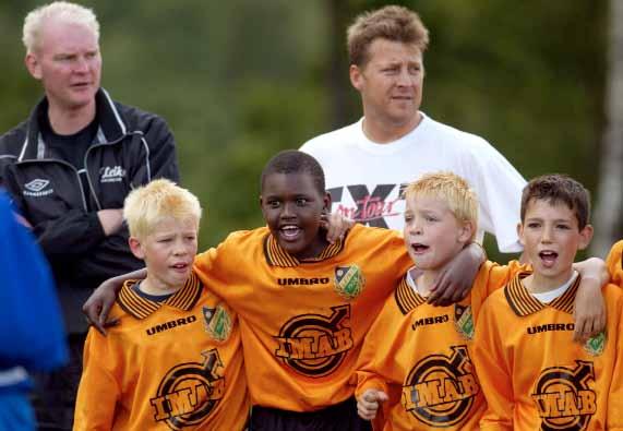 Inriktning för Svensk fotbolls föreningsutveckling 2009-2010 Svensk fotbolls vision är: En förening i varje by - fotboll för alla.