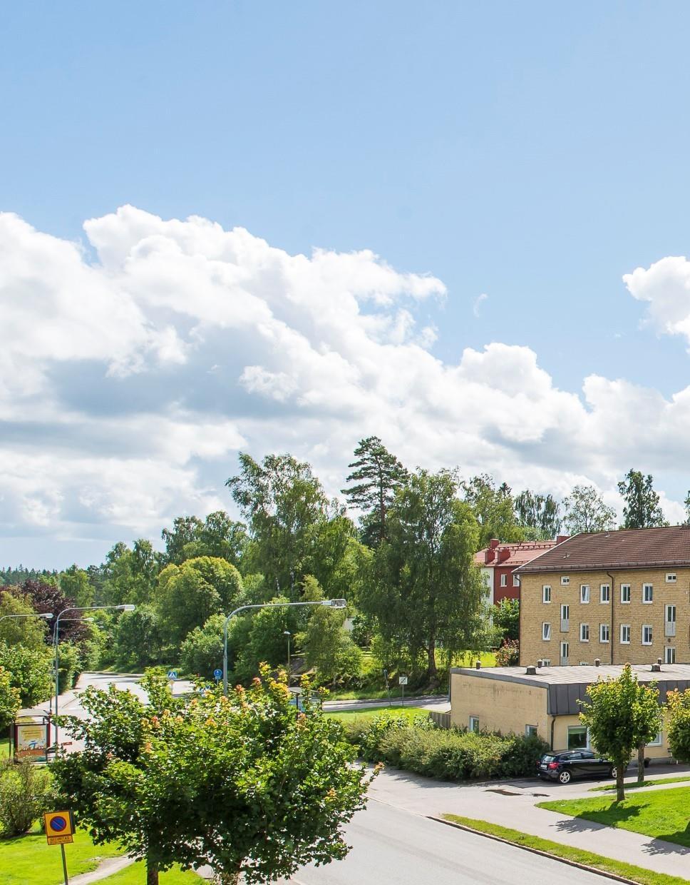 RUMSBESKRIVNING - FORTS. Till höger nås det trivsamma köket med vita lackerade luckor och snyggt kontrasterande svart kakel ovanför arbetsbänken. Parkettgolv och ljusa tapetserade väggar.