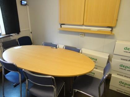 med 6 stolar och 2 whiteboard