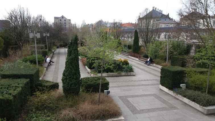 växter, vilket saknades för att ge den inramade känslan som platsen antas få på sommaren. Både i de vertikala och horisontella leden fanns vintergröna inslag att skåda.
